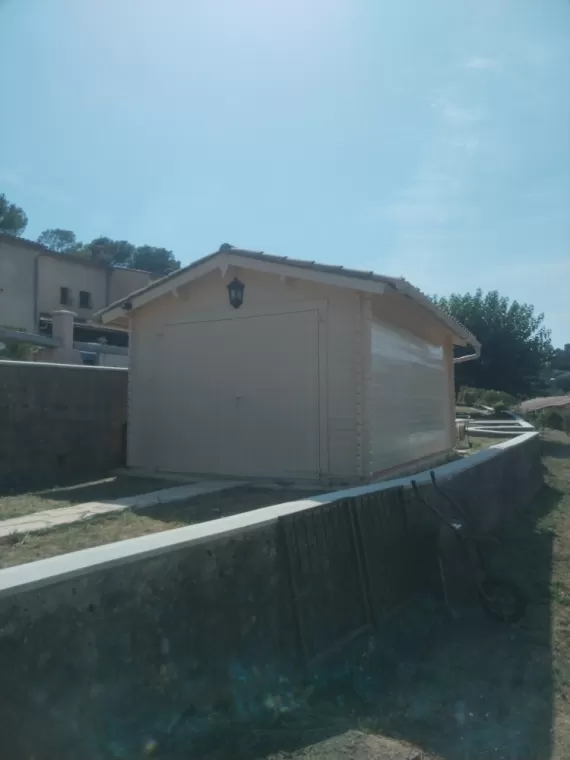 Rafraichissement de peinture sur une cabane de jardin à Peyneinade, Saint-Paul-de-Vence, Emmanuel DANCOISNE