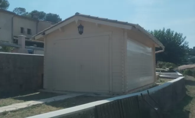 Rafraichissement de peinture sur une cabane de jardin à Peyneinade, Saint-Paul-de-Vence, Emmanuel DANCOISNE